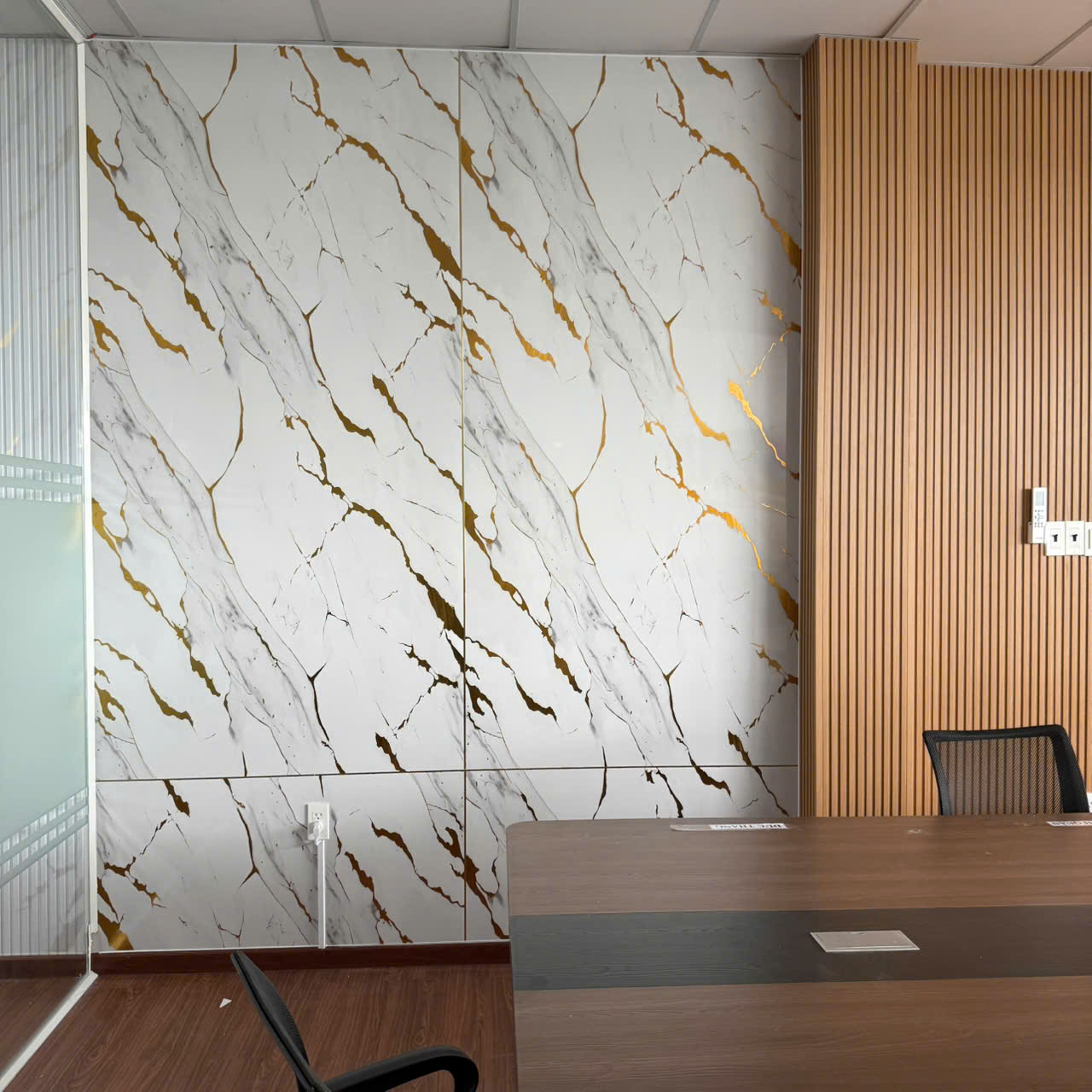 Văn phòng thi công PVC giả đá