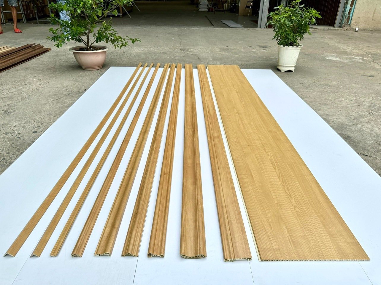 tấm nhựa ốp tường vân gỗ 