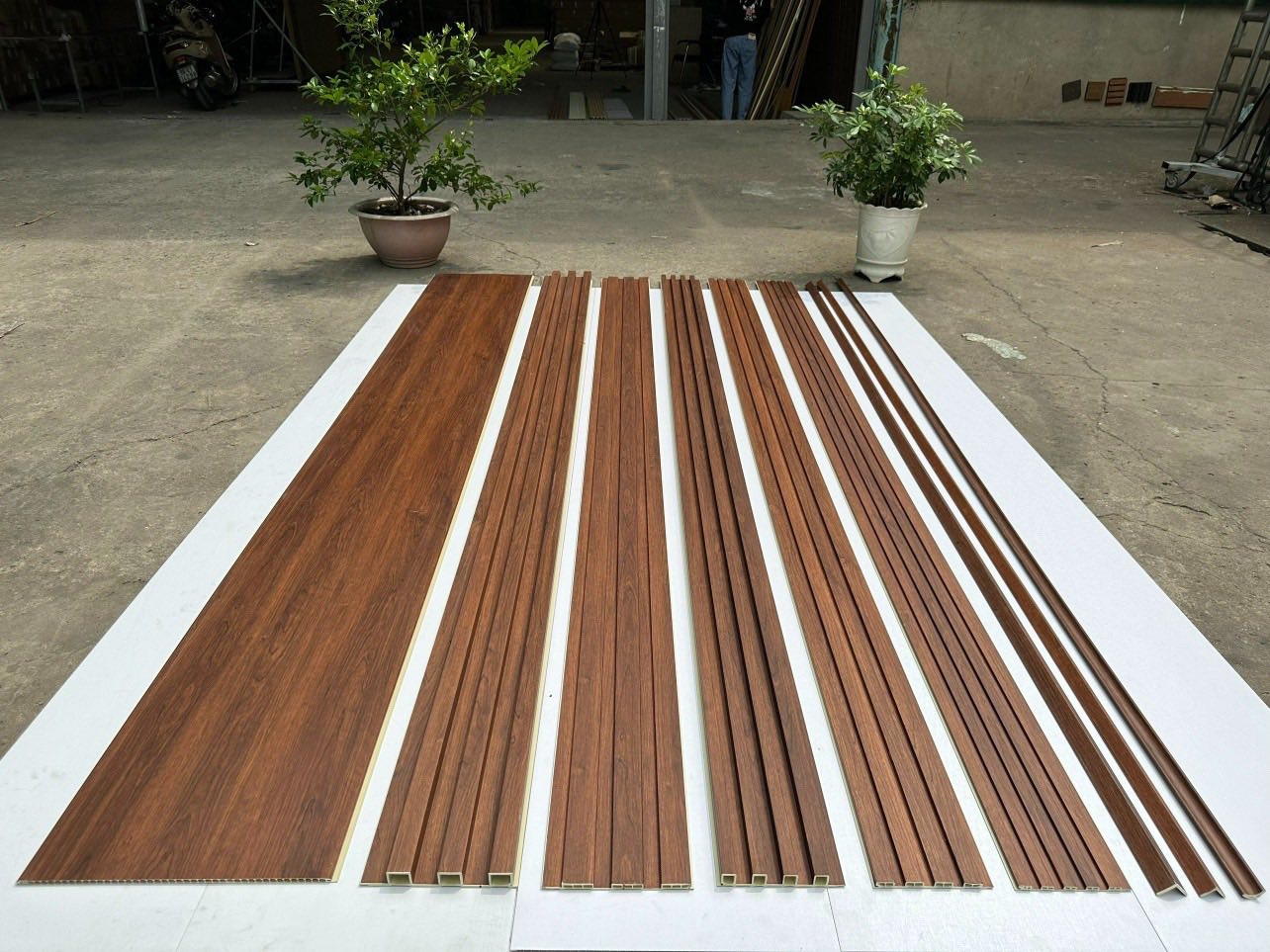 tấm nhựa ốp tường vân gỗ 