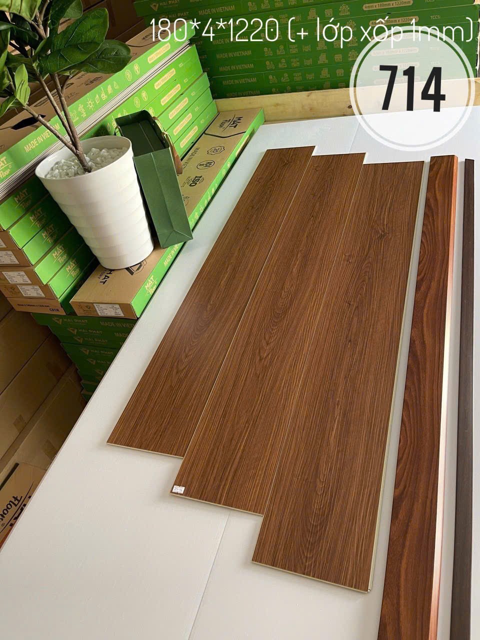 sàn nhựa hèm khoá