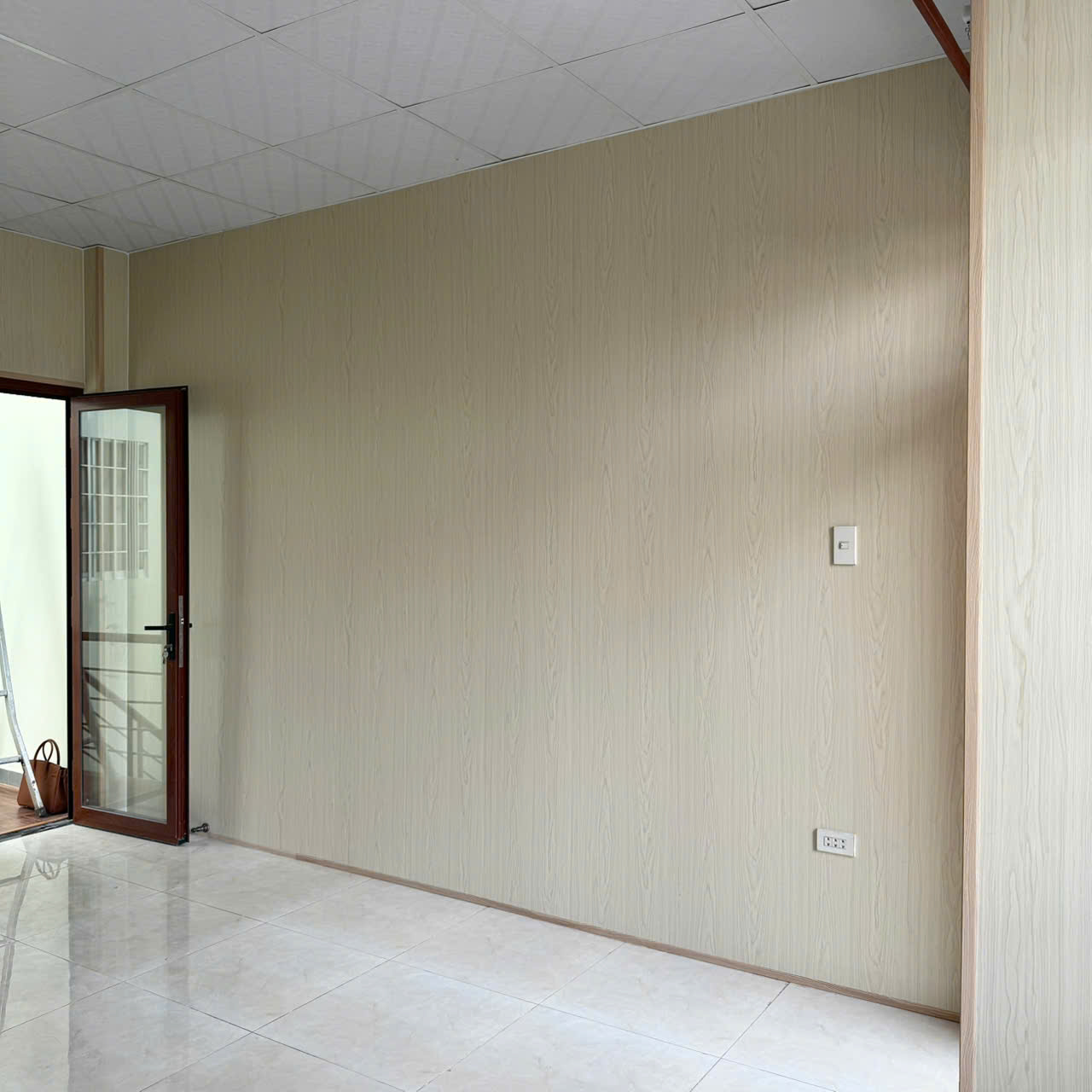 Nhựa giả gỗ ốp tường